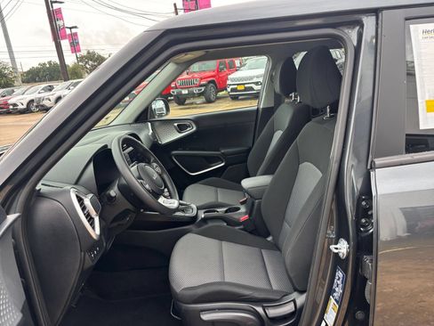 Used 2025 Kia Soul LX w/ LX Technology Package FWD image 24