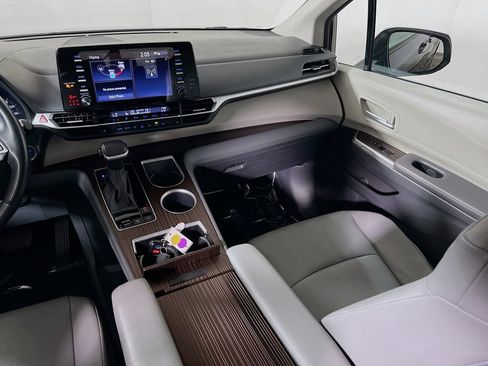 Certified 2024 Toyota Sienna XLE FWD image 21