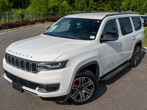 Used 2024 Jeep Wagoneer Series II w/ Flexible Seating Group RWD image 4