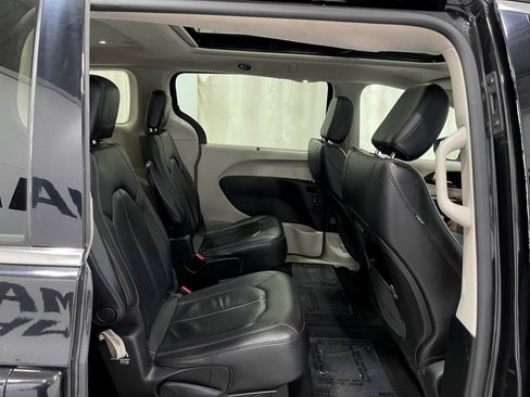 Used 2019 Chrysler Pacifica Limited FWD image 33