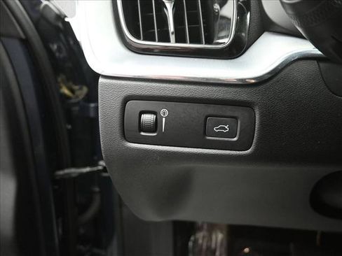 Used 2018 Volvo XC60 T5 Momentum w/ Convenience Package image 18