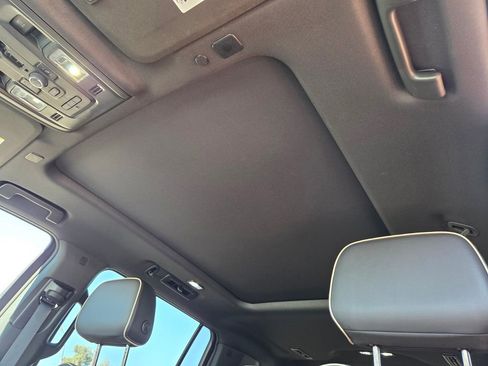 Used 2023 Chevrolet Suburban Premier image 11