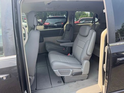 Used 2010 Chrysler Town & Country LX image 43