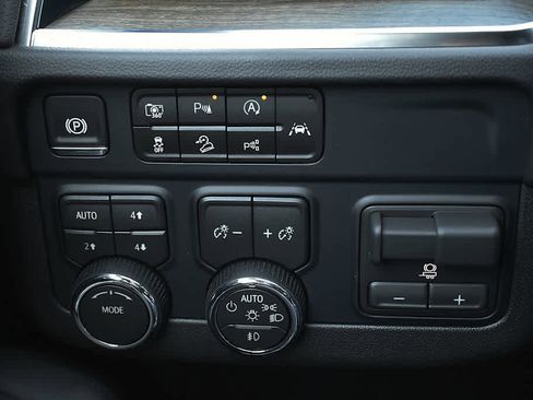 Used 2025 Chevrolet Tahoe High Country AWD/4WD image 27