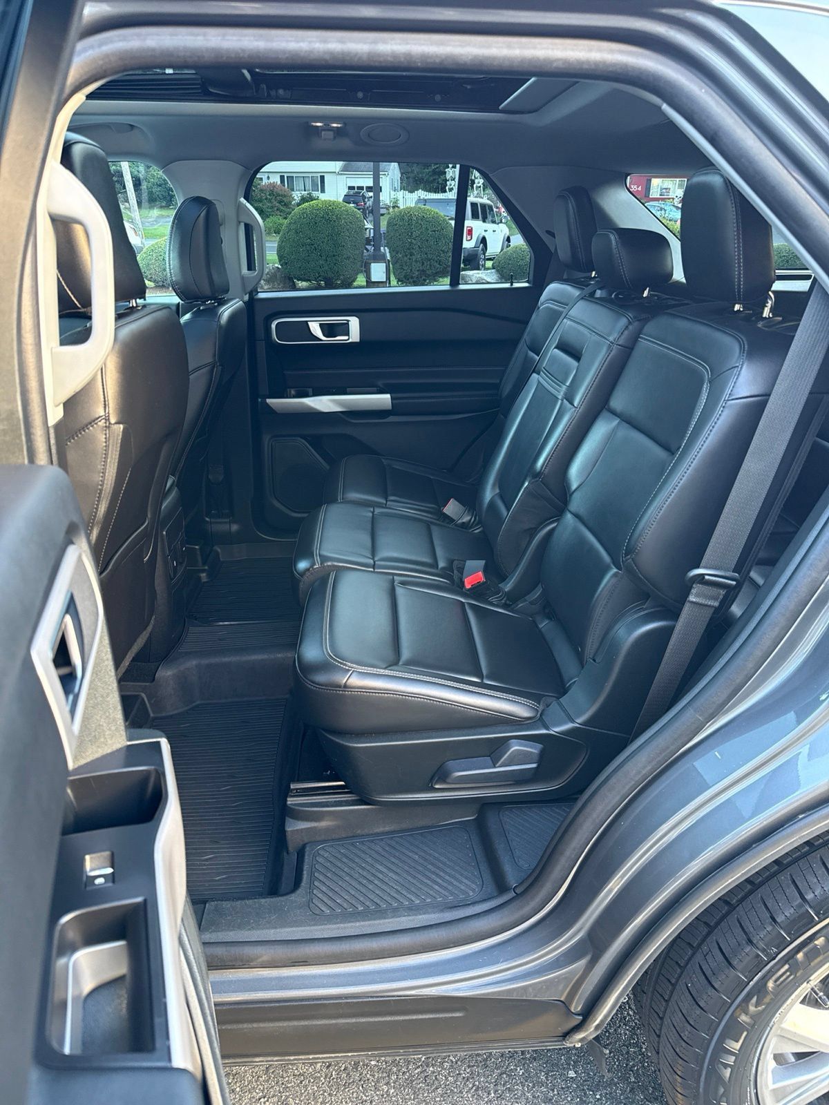 Used 2024 Ford Explorer XLT w/ Equipment Group 202A AWD/4WD image 19