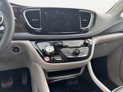 Used 2023 Chrysler Pacifica Limited FWD image 11