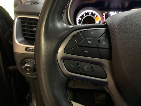 Used 2019 Jeep Cherokee Latitude Plus w/ Comfort/Convenience Group AWD/4WD image 28