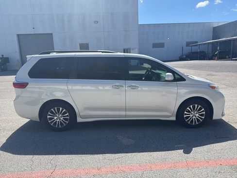 Used 2020 Toyota Sienna XLE w/ XLE Navigation Package image 6