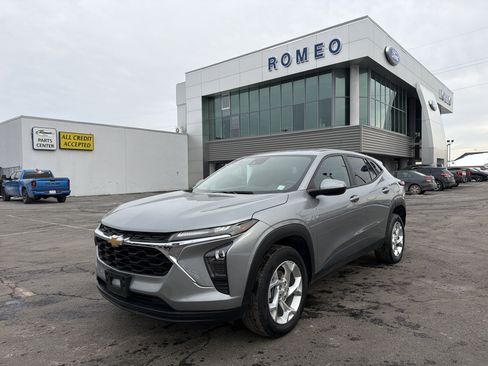 Used 2024 Chevrolet Trax LS w/ LS Convenience Package image 1