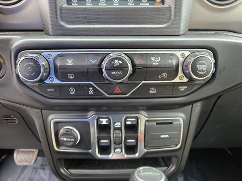 Used 2022 Jeep Gladiator Sport AWD/4WD image 12