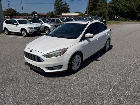 Used 2017 Ford Focus Titanium FWD image 2