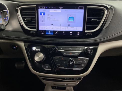 Used 2023 Chrysler Pacifica Touring-L image 25