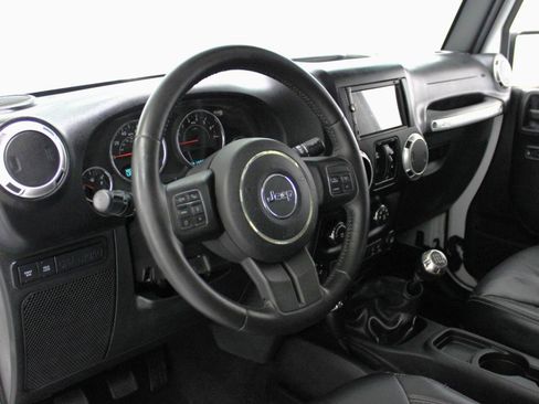 Used 2015 Jeep Wrangler Unlimited Rubicon w/ Connectivity Group AWD/4WD image 31