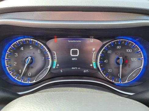 Used 2024 Chrysler Pacifica Touring-L FWD image 9