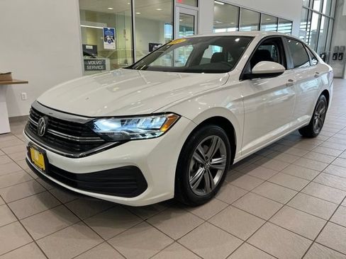 Used 2024 Volkswagen Jetta SE FWD image 3