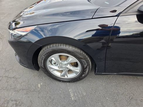 Used 2021 Hyundai Elantra SE FWD image 12