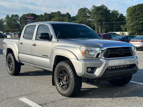 Used 2015 Toyota Tacoma 4x4 Double Cab w/ TRD Off-Road Package image 3