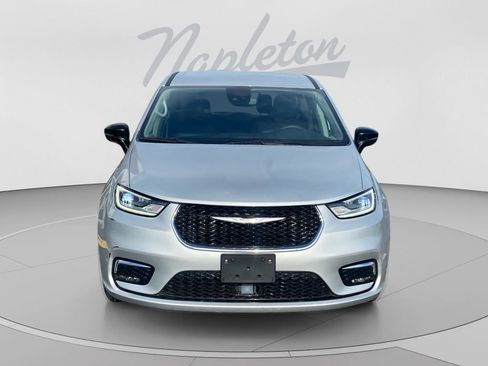 Used 2024 Chrysler Pacifica Touring-L FWD image 9