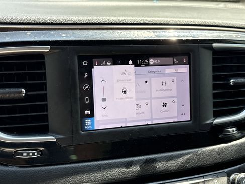 Used 2022 Chrysler Voyager LX FWD image 21