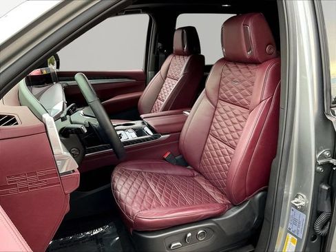Used 2024 Cadillac Escalade ESV Premium Luxury AWD/4WD image 18
