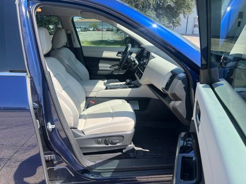 Used 2024 Nissan Pathfinder SL FWD image 17