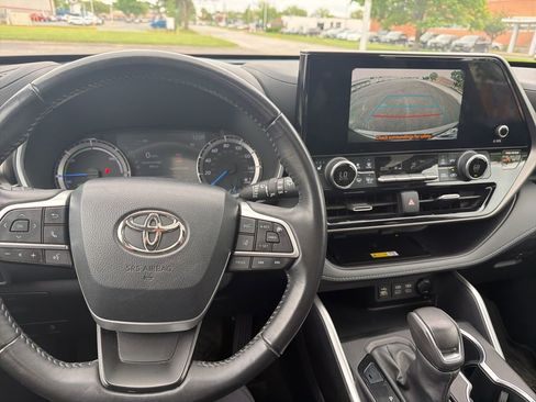Used 2023 Toyota Highlander XLE AWD/4WD image 12