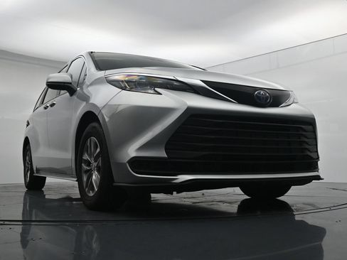 Used 2024 Toyota Sienna LE FWD image 18