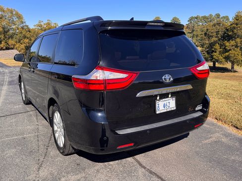Used 2017 Toyota Sienna Limited Premium image 12