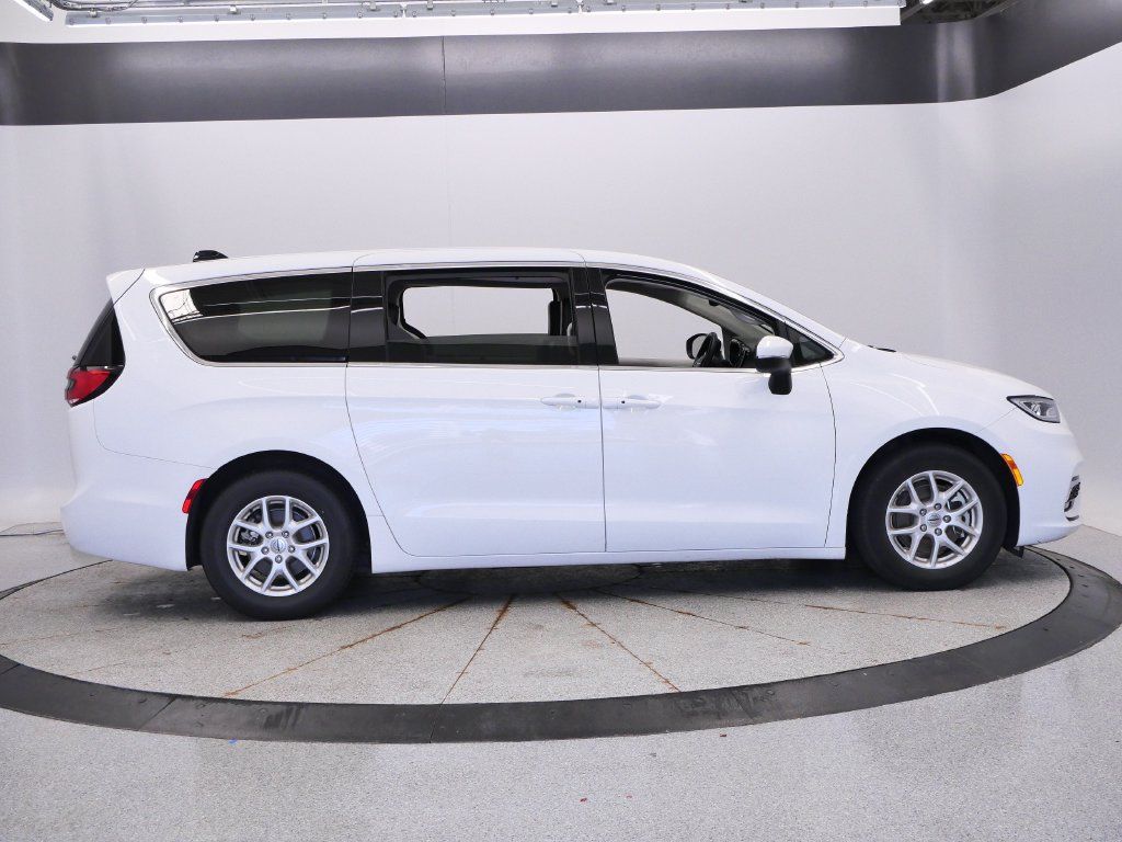 Certified 2023 Chrysler Pacifica Touring-L FWD image 8