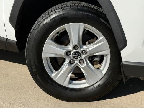 Used 2021 Toyota RAV4 XLE w/ Convenience Package FWD image 2