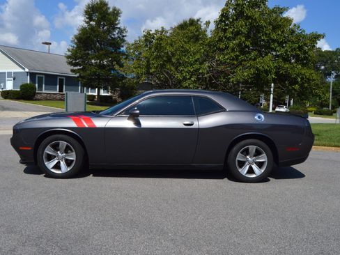 Used 2019 Dodge Challenger SXT image 5