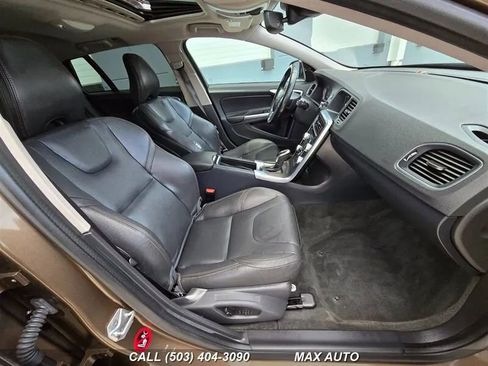 Used 2016 Volvo V60 T5 Cross Country w/ Convenience Package image 19