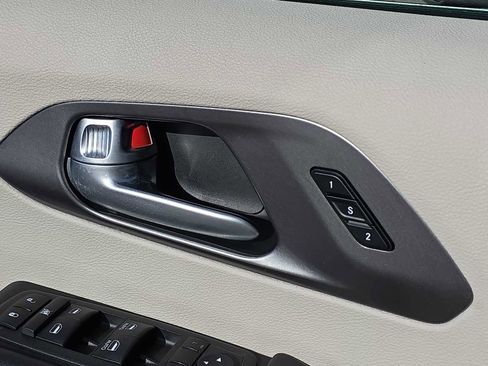 Certified 2024 Chrysler Pacifica Touring-L image 30