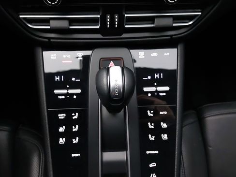 Used 2022 Porsche Macan w/ Premium Package Plus image 23