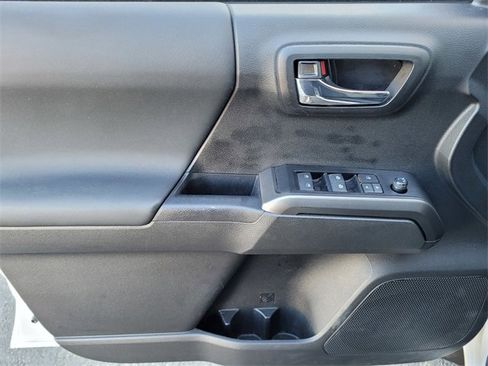 Certified 2022 Toyota Tacoma TRD Off-Road image 22