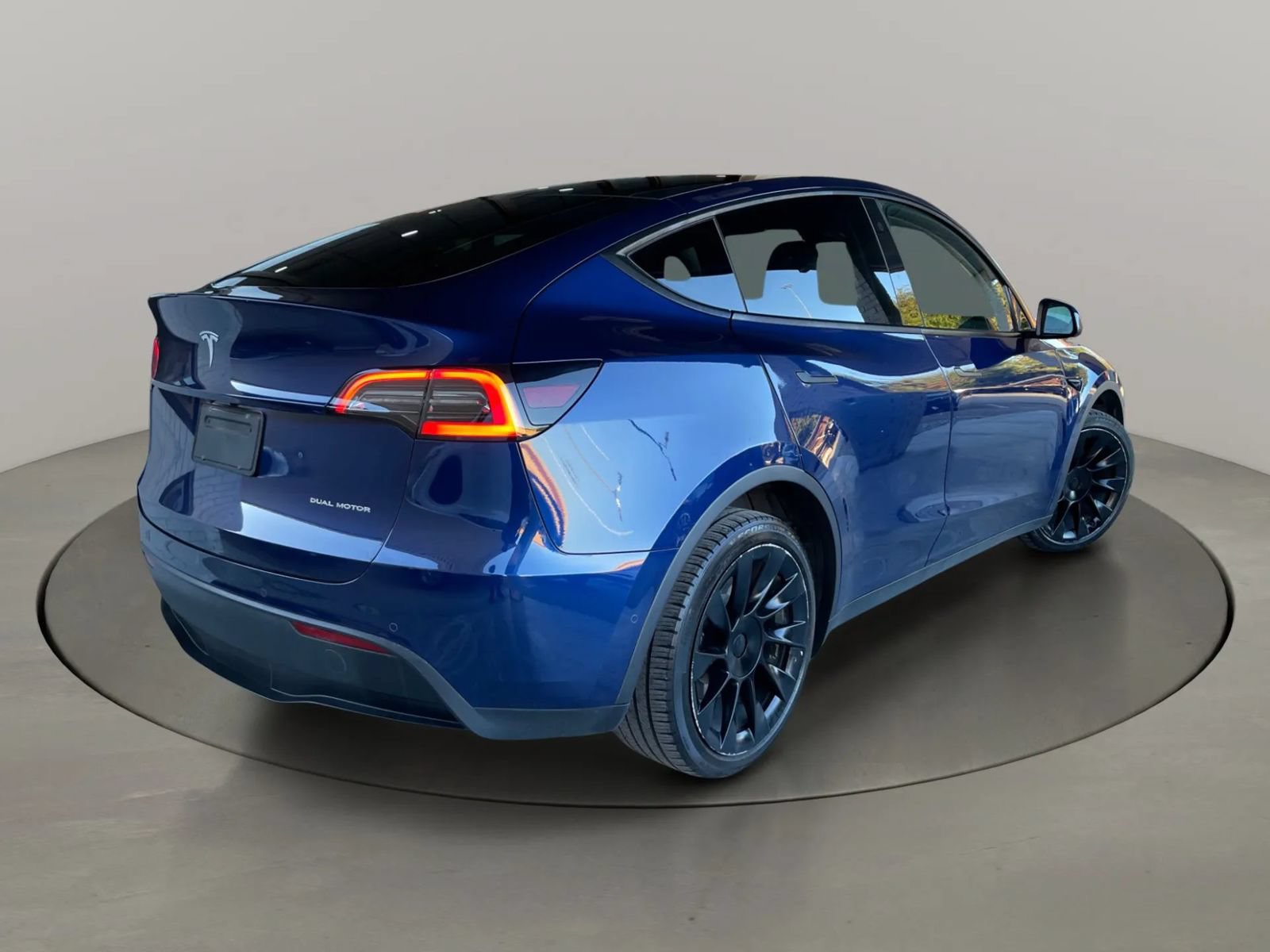 Used 2022 Tesla Model Y Long Range AWD/4WD image 2