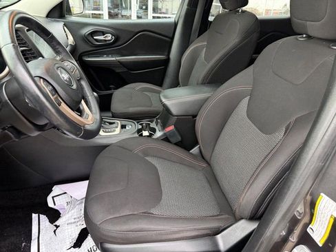 Used 2017 Jeep Cherokee Latitude w/ Comfort/Convenience Group image 16