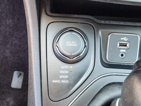 Used 2019 Jeep Cherokee Latitude Plus w/ Comfort/Convenience Group AWD/4WD image 22