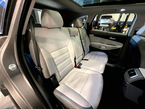 Used 2019 Kia Sorento SX image 16