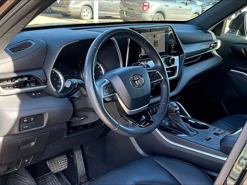 Used 2023 Toyota Highlander XSE image 16