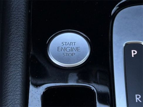 Used 2015 Volkswagen Touareg Sport image 22