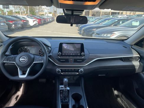 Used 2025 Nissan Altima 2.5 SV image 33