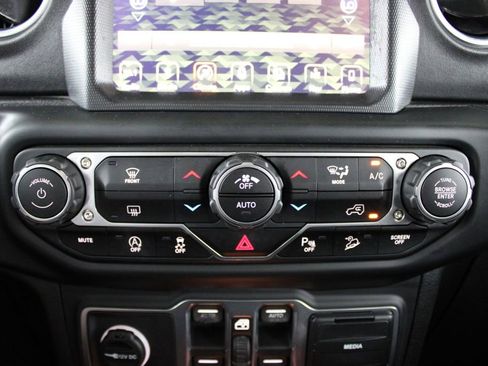 Used 2018 Jeep Wrangler Unlimited Sahara AWD/4WD image 40