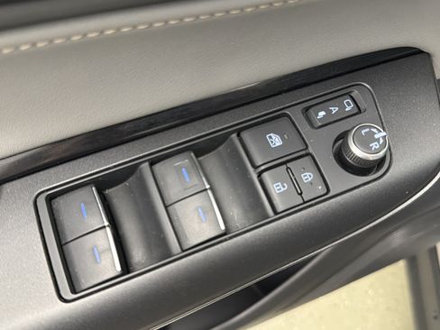 Used 2022 Toyota Venza LE AWD/4WD image 24