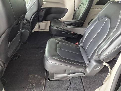 Used 2024 Chrysler Pacifica Touring-L FWD image 25