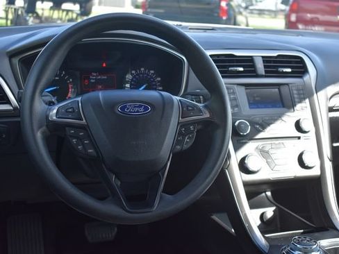 Used 2017 Ford Fusion SE FWD image 18