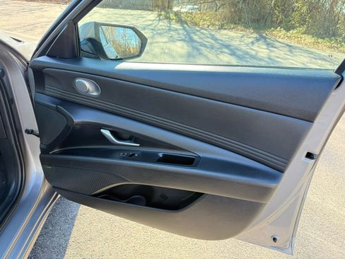 Used 2023 Hyundai Elantra Limited image 9