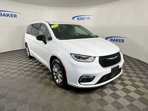 Used 2024 Chrysler Pacifica Touring-L AWD/4WD image 2