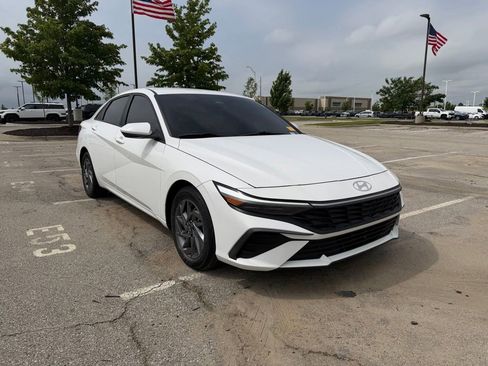 Used 2024 Hyundai Elantra SEL FWD image 3