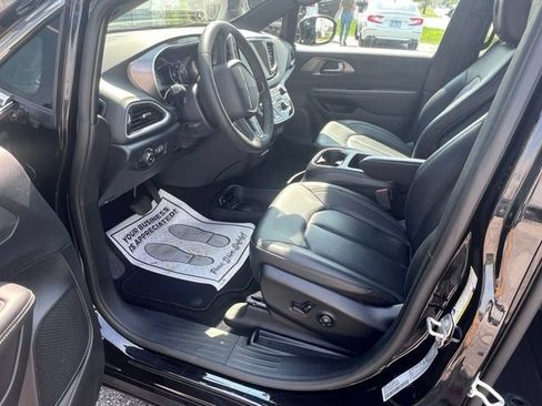 Used 2025 Chrysler Pacifica Select FWD image 12